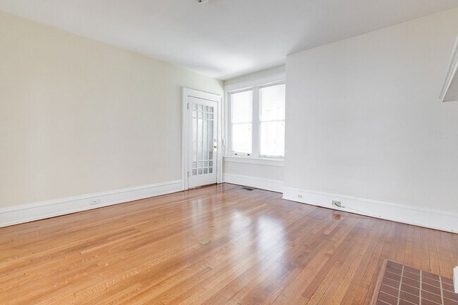 Interior Photo - 2602-2606 Monument Ave