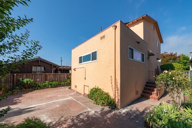 Building Photo - Spacious Two Story Albany Home Two Blocks ...