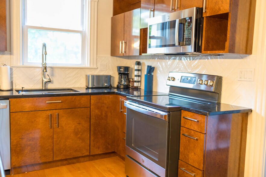 Building Photo - 5104 Abigail Dr