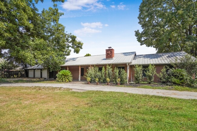 Building Photo - 700 Anderson Rd