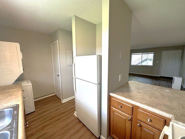 Building Photo - MODERN 2/1 TWN 2nd Story Unit w/ Washer/Dryer! Walk to Downtown! $1050/month Avail NOW!