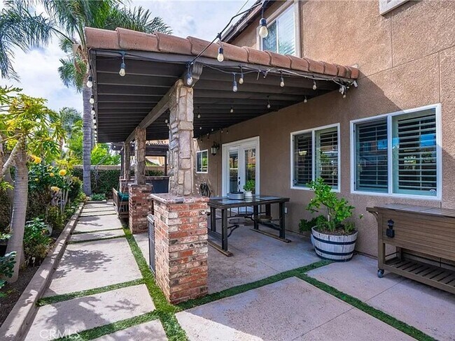 Building Photo - Absolutely Stunning home in Eastvale & loc...
