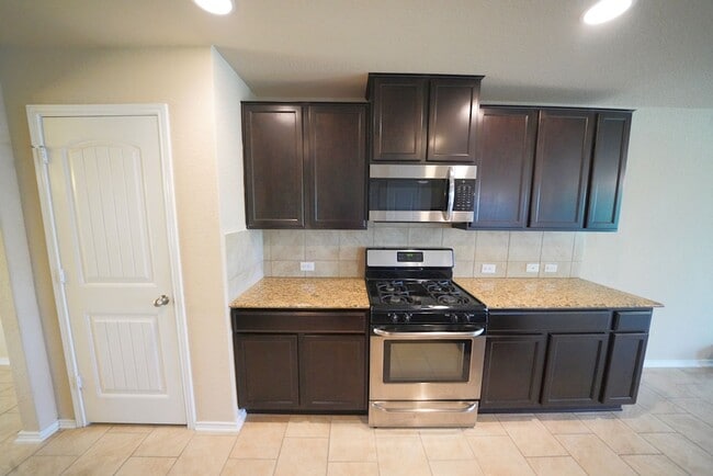 Building Photo - Gorgeous Selma Living with a Inground Pool! Realtor Commission: $625