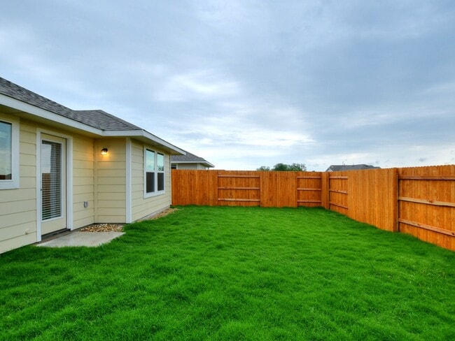 Building Photo - 3 BR / 2 BA - 1533 SF in Bastrop - Close t...