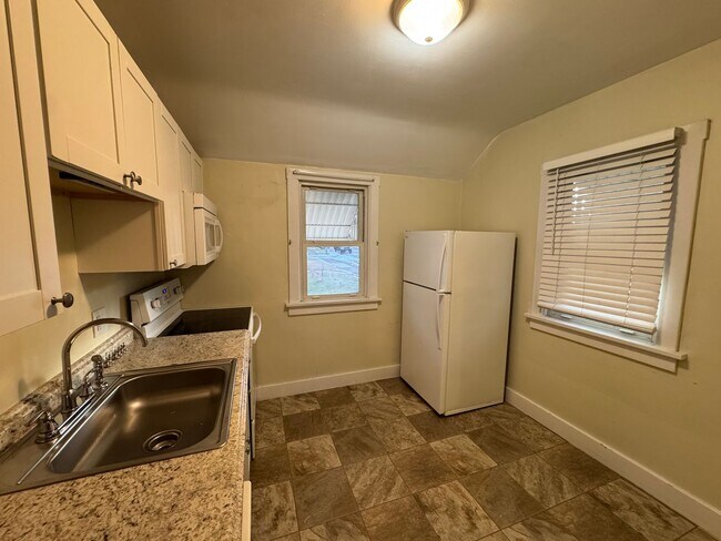 Building Photo - 2 bedroom Moline house with garage!