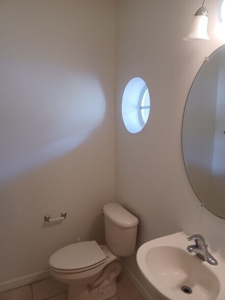 Building Photo - 3/2.5 Townhouse in a Family Friendly Community with Amenities Galore TENANT OCCUPIED UNTIL 4/30