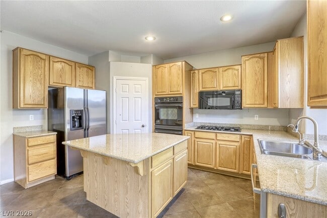 Building Photo - 756 Ezzat St