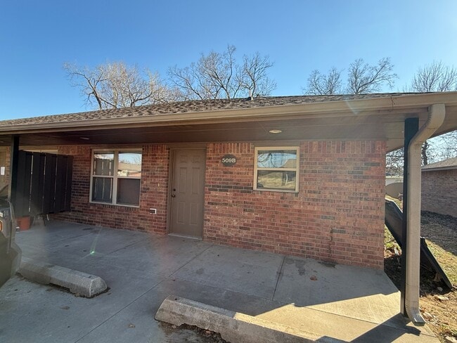 Building Photo - 511b NE 6th St - 511B NE 6th