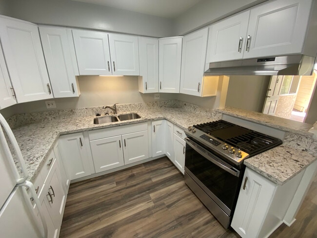 #8 - 20336 Cohasset St