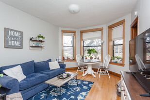 Building Photo - 1538 W Wrightwood Ave