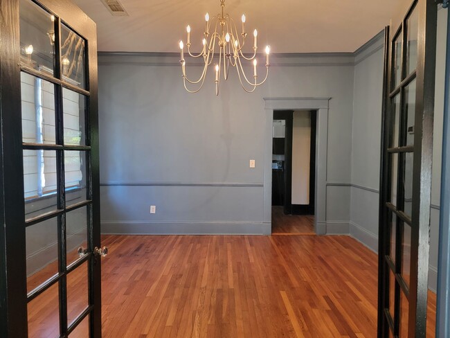 Building Photo - 10ft Ceilings - Chandeliers - Linen Gold S...