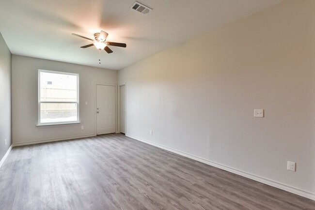 Building Photo - Fort Worth Duplex NOW LEASING for a June M...