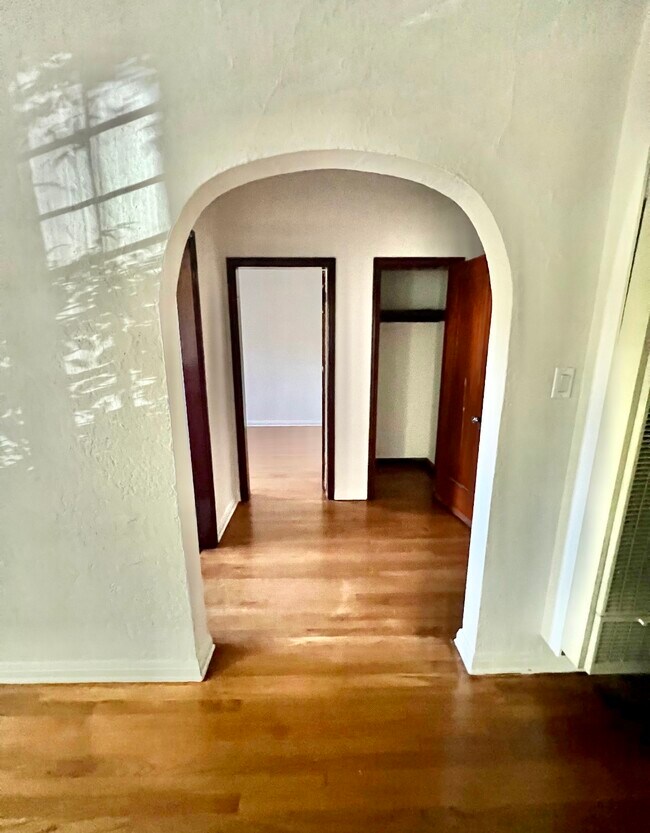 Building Photo - 367 N Orange Grove Ave