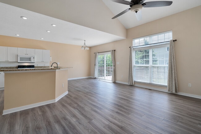 Building Photo - 670 Mystic Pointe Dr