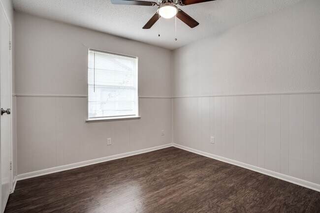 Building Photo - Cozy 3BD Home with Functional Features and...