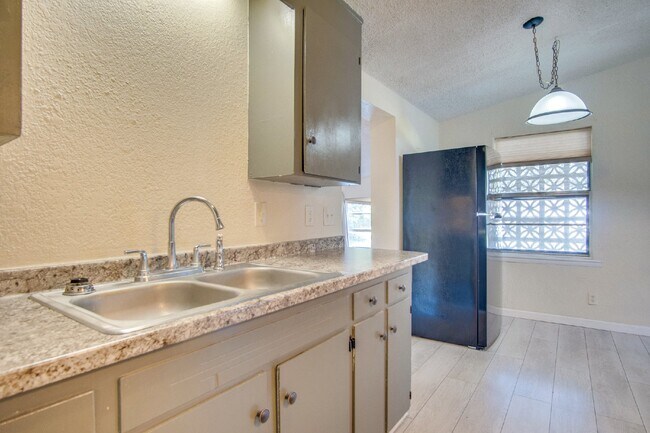 Building Photo - Pensacola 3BR Home with Bonus Den, Hardwood Floors & Fenced Backyard-Coming Available 8/17.