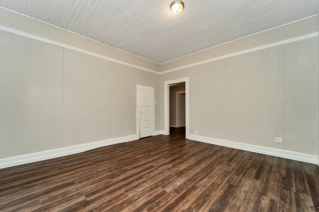 Building Photo - Cozy, Stylish, and Newly Renovated in the ...