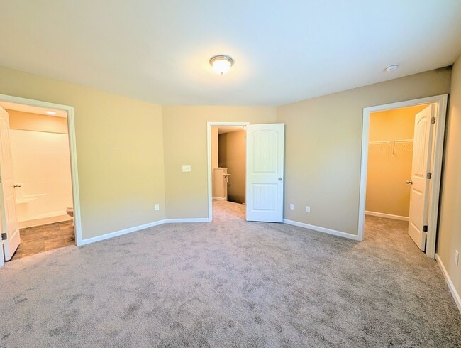 Building Photo - 4461 Middletown Dr
