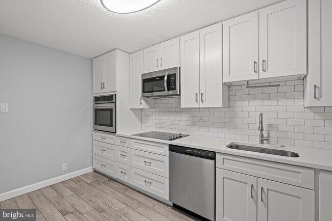 Building Photo - 307 Yoakum Pkwy