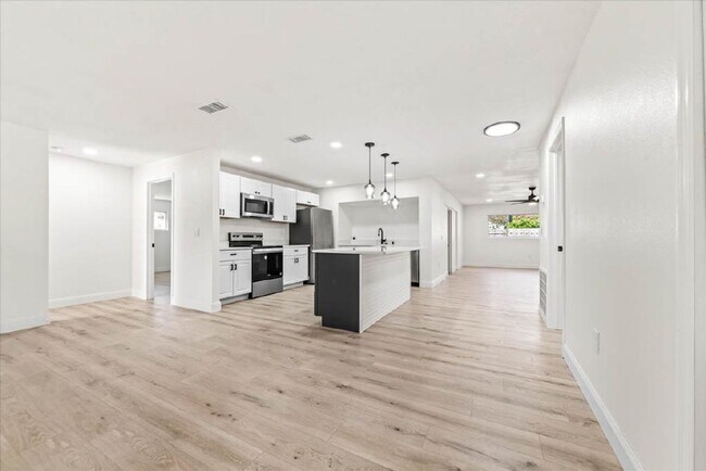 Building Photo - Stunning Newly Rehabbed Single-Family Home — Modern Design • Near Beach, Shopping & Dining!