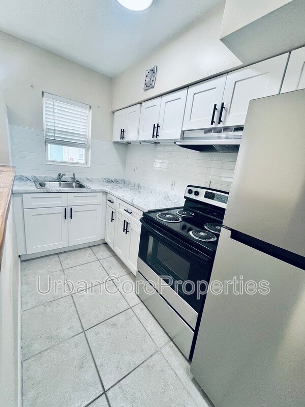 Building Photo - 115 7th Ave N