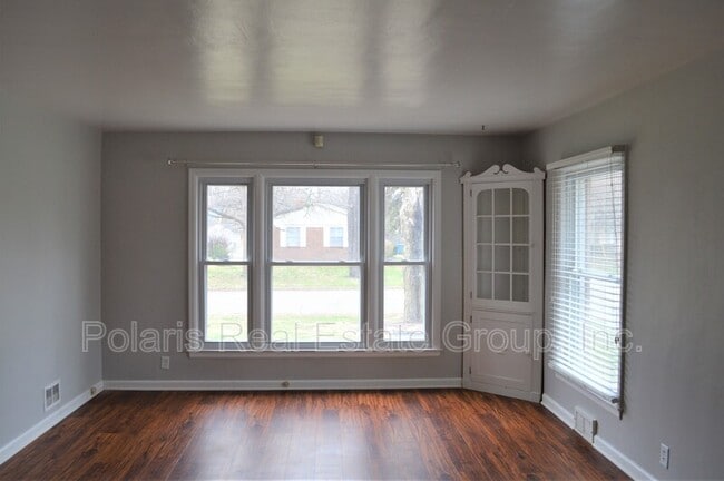 Building Photo - 6057 Rosslyn Ave