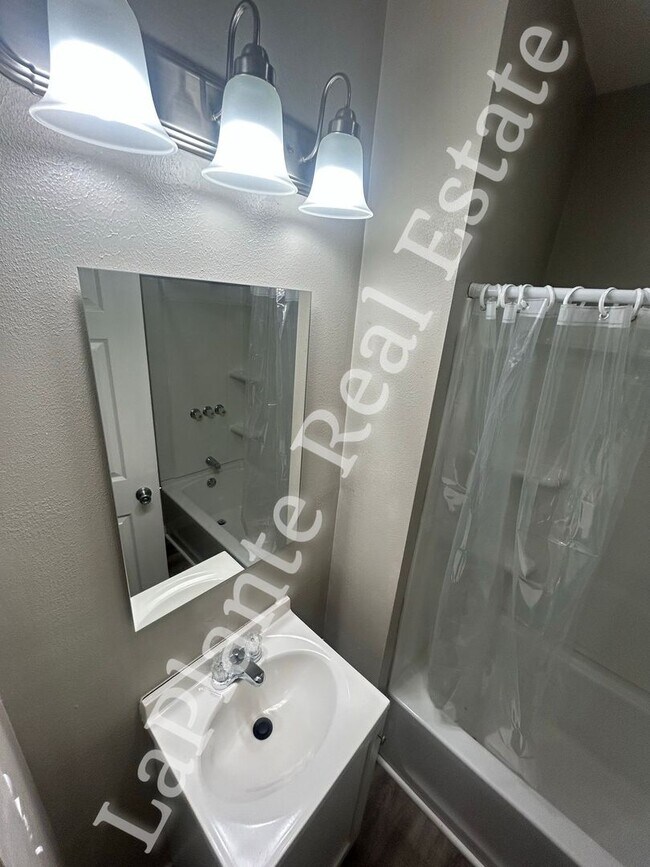 Building Photo - Bright Newly renovated Home in a Quiet Wes...