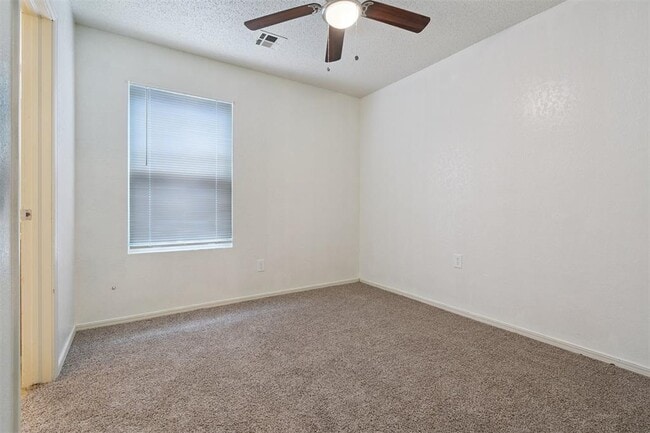 Building Photo - 6203 SE 47th St