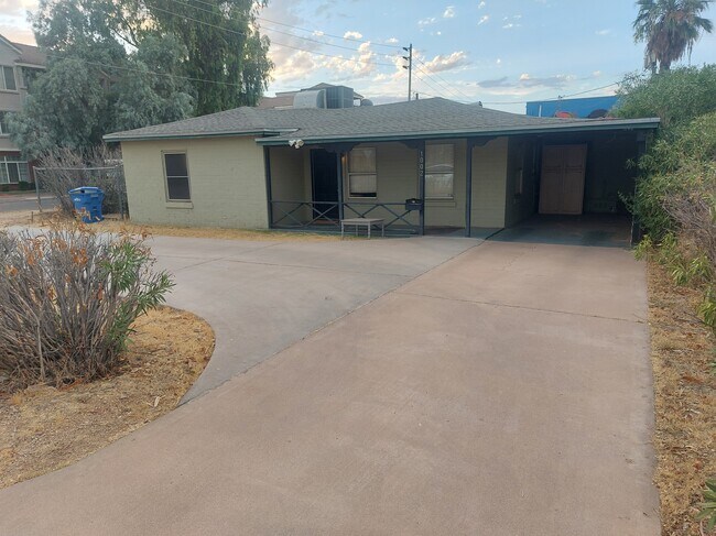 Primary Photo - 1002 E Mariposa St