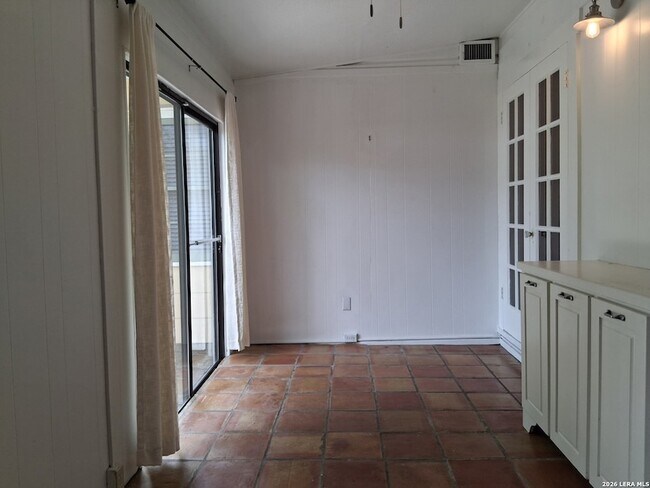 Building Photo - 315 W Ridgewood Ct