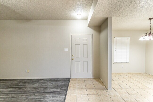 Building Photo - 3 Bedroom Duplex