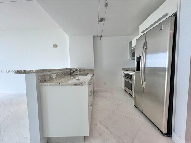 Building Photo - 601 NE 36th St