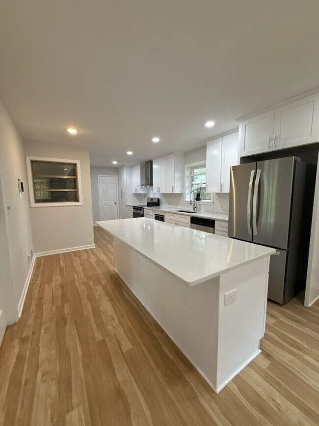Building Photo - 2407 Summerland Dr