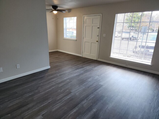 Building Photo - IMMEDIATE MOVE IN