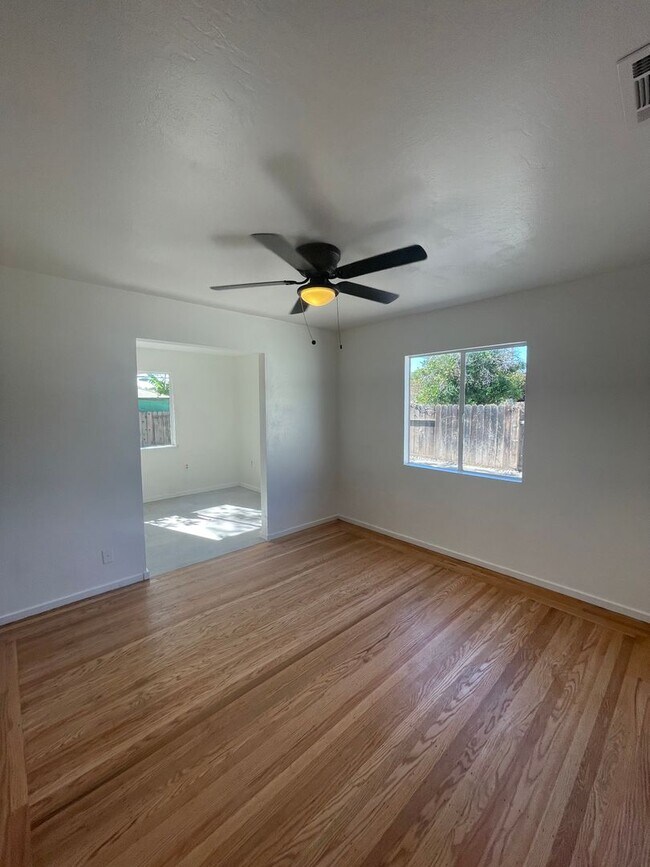 Building Photo - AVAILABLE NOW! 3 BEDROOM/2 BATH IN FAIRFIELD