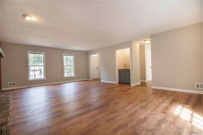 Building Photo - 380 Benjamin Cir