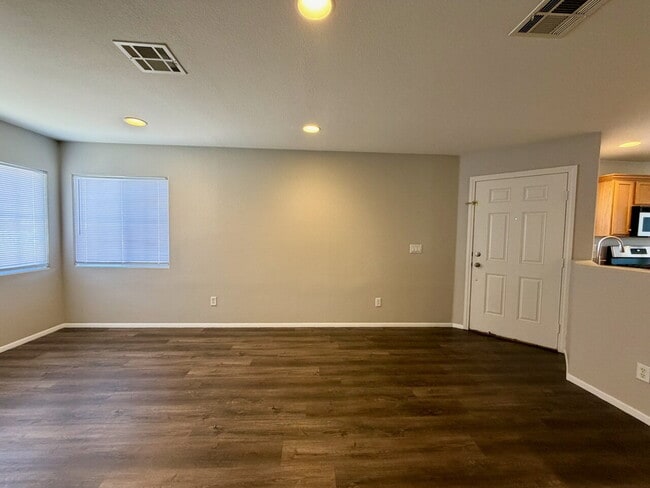 Building Photo - GATED 3 BED 2.5 BATH 1 CAR GARAGE SINGLE FAMILY HOME WITH COMMUNITY POOL
