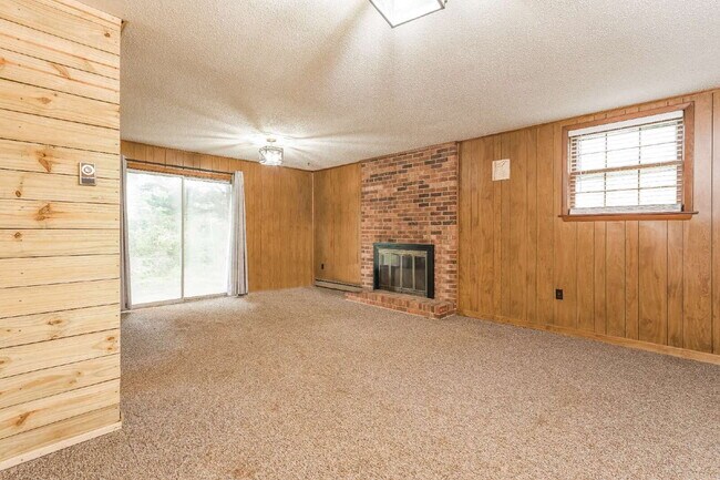 Building Photo - 3-Bed Plus 2 Bonus Rooms with Large Yard!