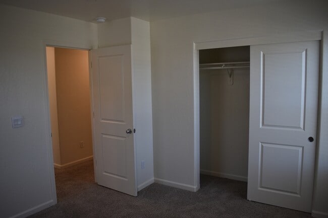 Building Photo - 698 Jessie Dr