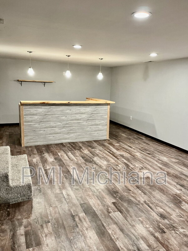 Building Photo - 19901 Oakdale Ave