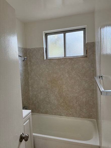 Building Photo - 1070 Gardenia Ave