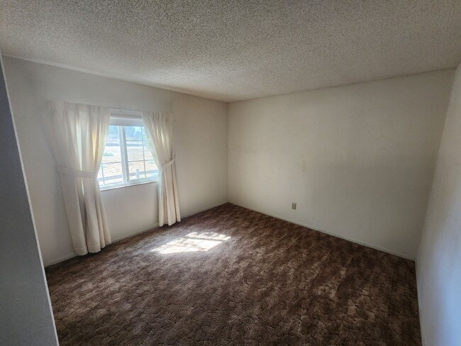 Building Photo - Well-Maintained 3BR/2BA