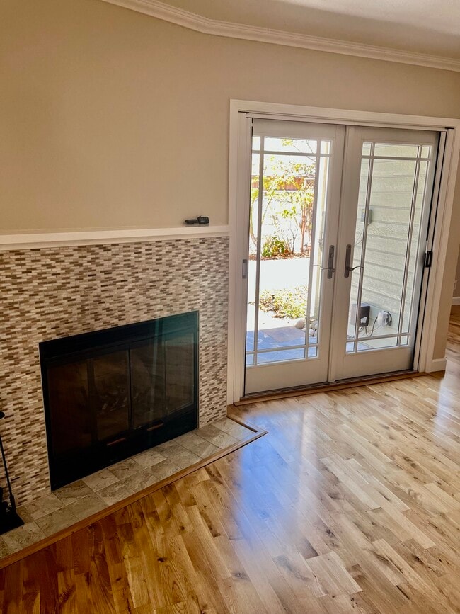 Building Photo - 185 Easy St