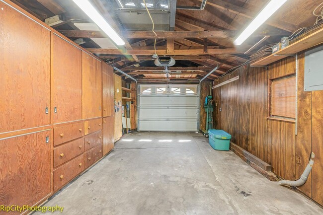 Building Photo - Charming Bungalow in Overlook neighborhood...