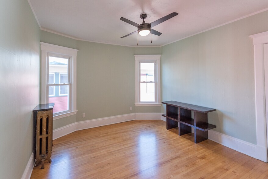 Main floor bedroom 1: 12.7'x12.1' - 3204 Park Ave