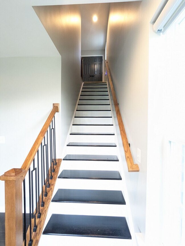 Building Photo - Two Level END UNIT condo in East of Market...