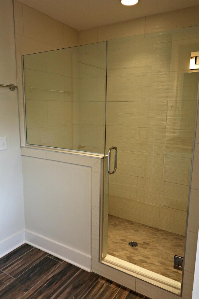 Building Photo - Spacious 4-Bedroom home minutes walk from the park!