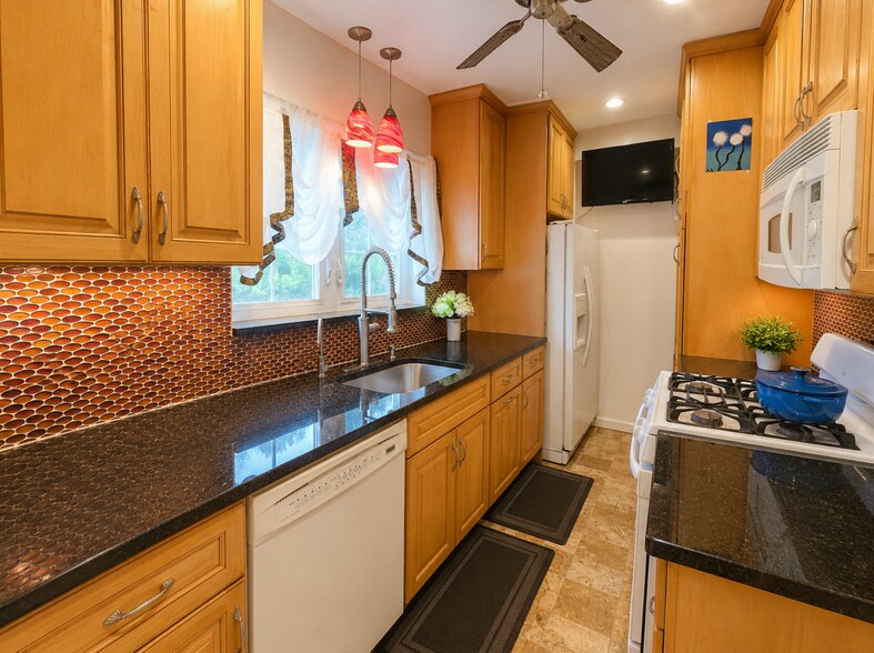 Building Photo - 5308 Pooks Hill Rd