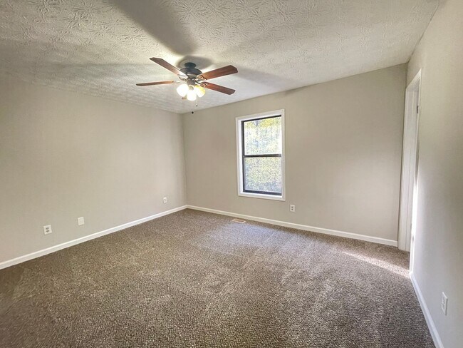 Building Photo - Updated 4 bedroom 2 bath home near in Dallas!