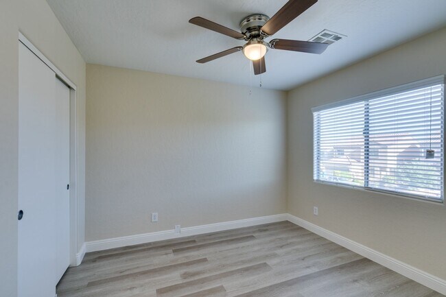 Building Photo - Upgraded spacious 4bedroom home near Mountains Edge!